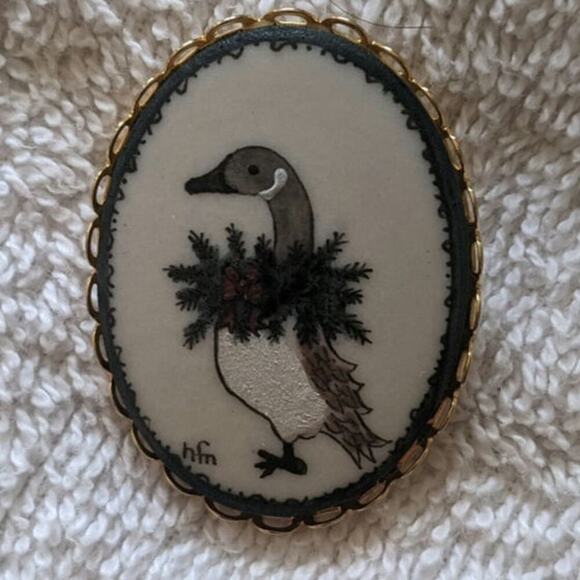 Hand Painted Ceramic Christmas Goose Pin, Gold Color Backing, Signed HFN Vintage - Picture 7 of 7